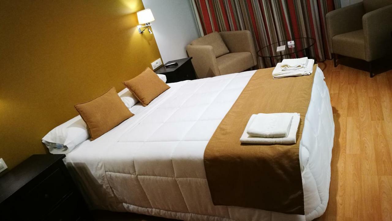 Hotel Moya Navalmoral De La Mata Extérieur photo