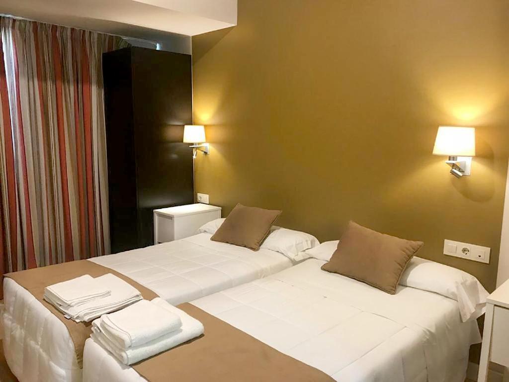 Hotel Moya Navalmoral De La Mata Extérieur photo